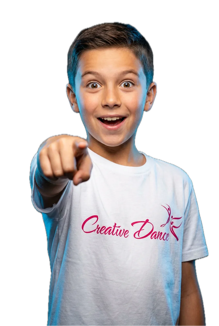 Uczeń Creative Dance w koszulce z logo szkoły tańca